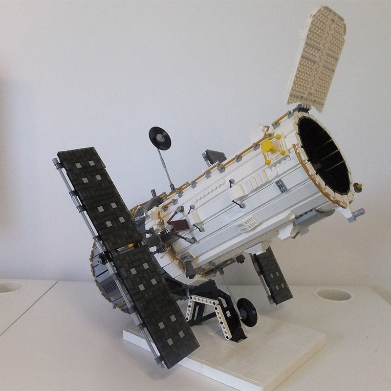 Hubble Space Telescope 1:25 Scale MOC Space Telescope Building Kit - 4